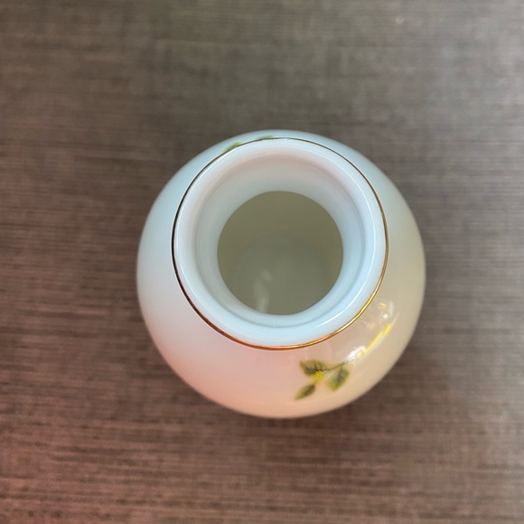 Vintage Royal Albert Mini Porcelain Bud Vase with Pink Roses and Gold Gilt Trim - Picture 5 of 10